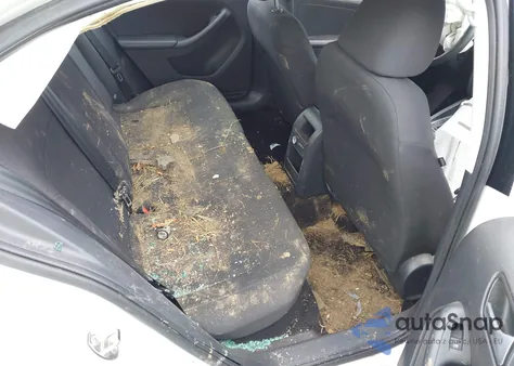 2015 Volkswagen Jetta 1.8T Se z USA, uszkodzony, nr VIN 3VWD17AJ5FM332307